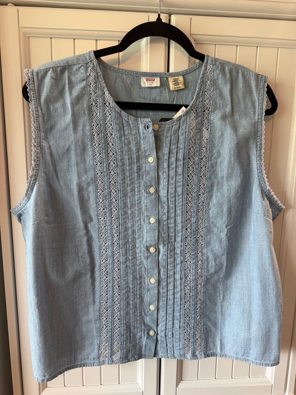 Levi's sleeveless blouse in light blue chambray XL NWT